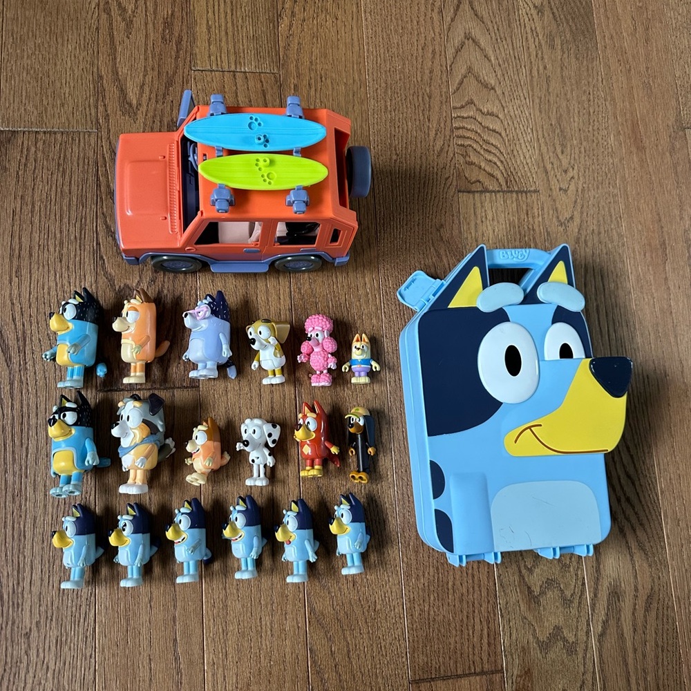 Bluey Carry Case, Jeep with Surf Boards and 16 Bluey and Friends figures